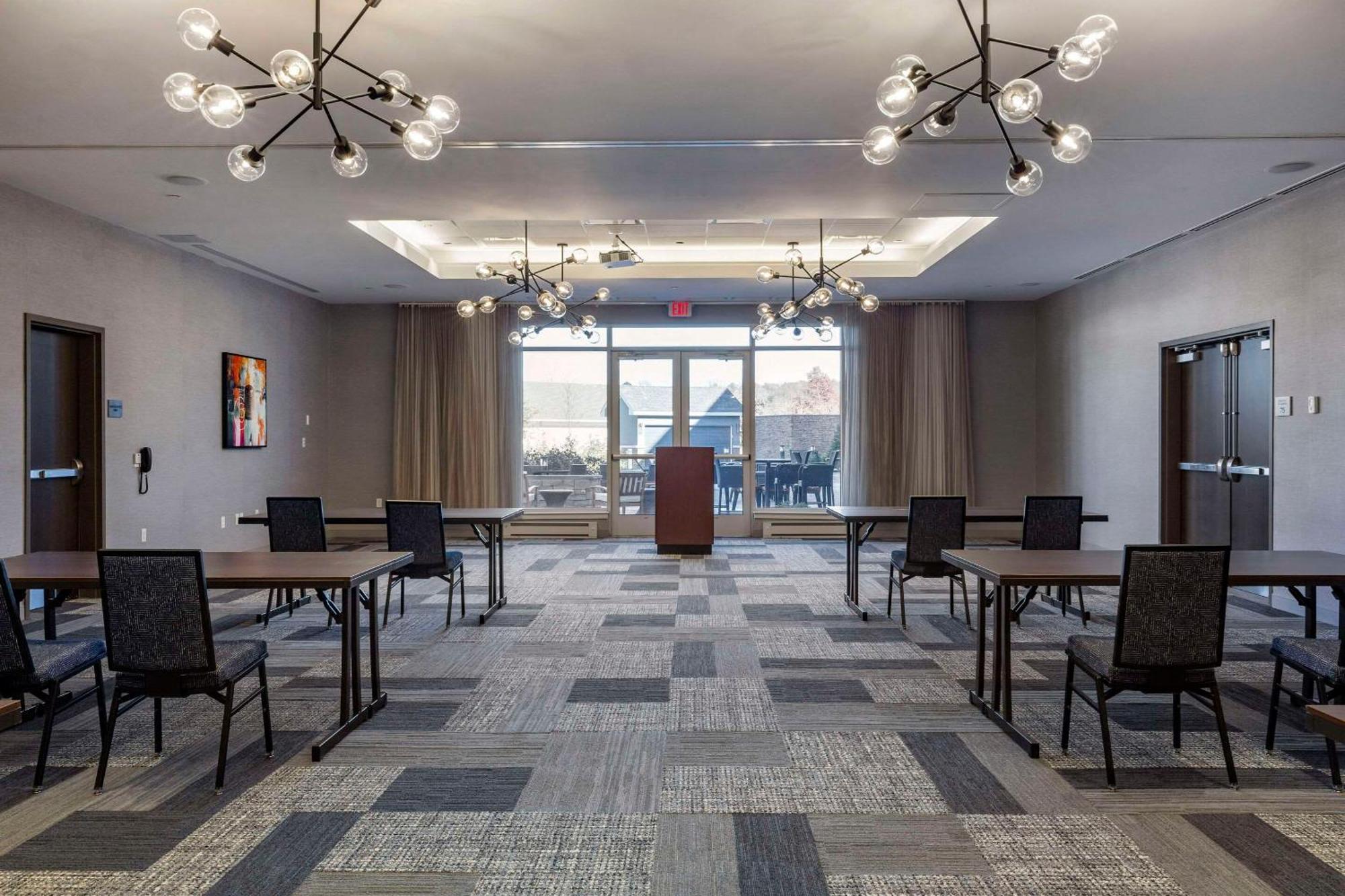 Cambria Hotel Manchester South Windsor Экстерьер фото