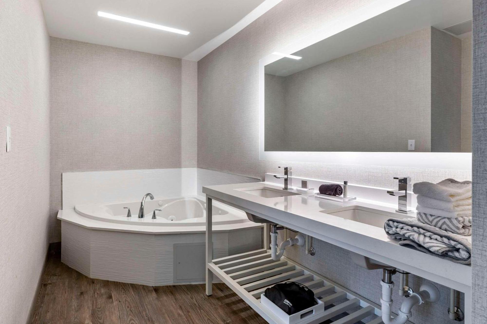 Cambria Hotel Manchester South Windsor Экстерьер фото